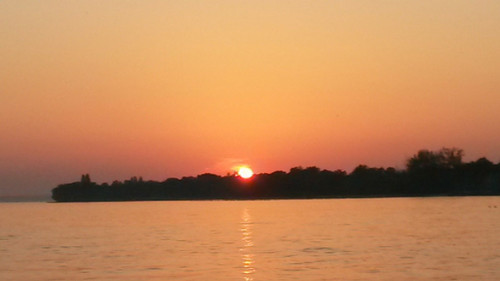 Закат солнца на озере
